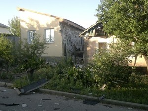 В Луганске снаряды попадают в дома и школы