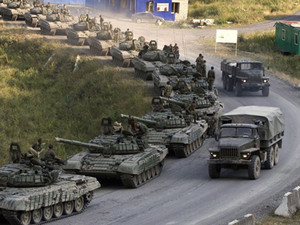Две колонны танков и БТРов едут из Луганска в Донецк