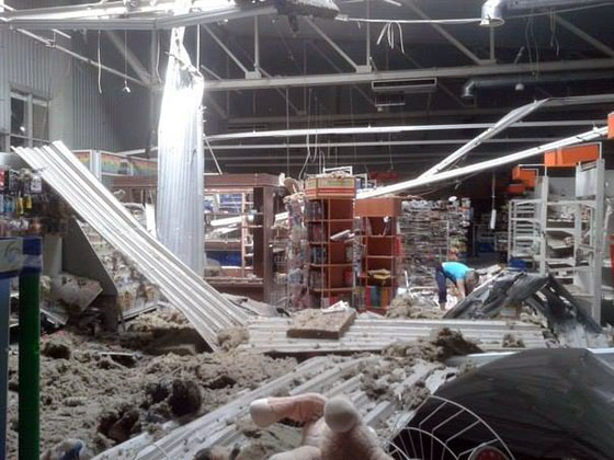 Супермаркет "Лелека" после попадания снаряда