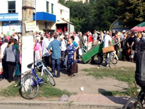 В  Луганске ничего особенного, людей возят маршрутки, продают картошку, воду у церкви набирают, и все такое.