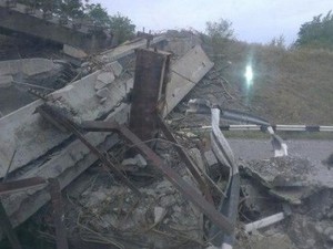 На Донецкой объездной обвалилась эстакада (ФОТО)