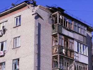 На кв. 50 лет Октября под снаряды попало два дома, побило стекла. Крыша одного дома значительно разрушена.