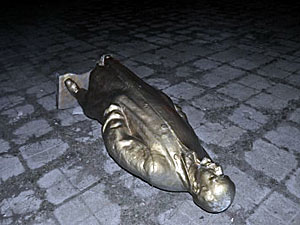 В Камышевахе памятник был железный, и при падении практически не пострадал.